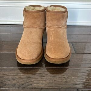Women’s classic mini UGGs. Chestnut Size: 6. Gently used. $80 OBO